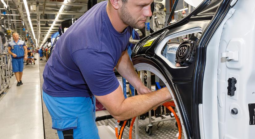 Tűzveszély fenyeget a prémium márkánál, 600 ezer járművet hívnak vissza