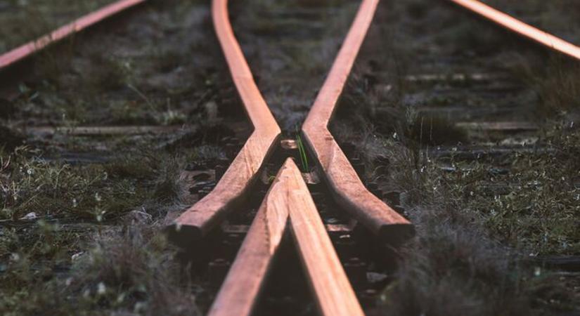 Vonat elé léphetett egy férfi Cegléden, nem élte túl