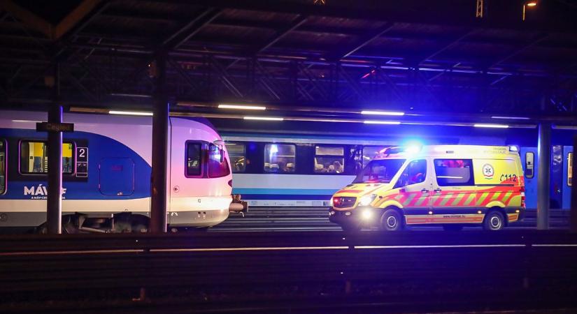 Mentőautó a peronon, megdöbbent utasok: drámai felvételek érkeztek a vonatgázolás helyszínéről – videóval