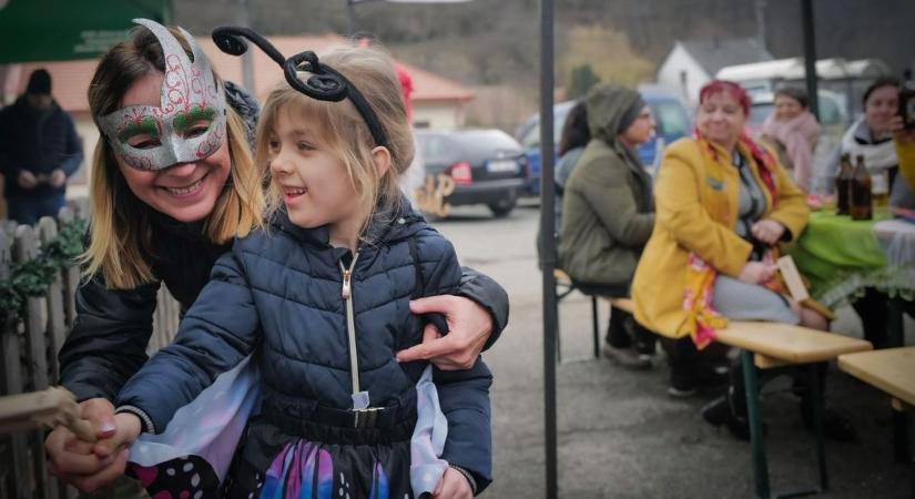 A döntés egyhangú volt Szarvaskőben: máglyára a téli boszorkánnyal!  fotók