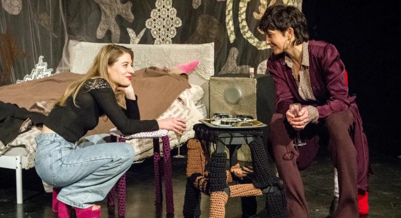 A keserű nő könnye ezerféleképpen hull