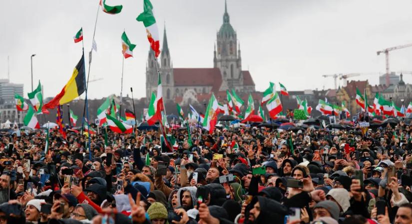 Kétszázezres tömeg tüntetett az iráni megtorló rezsim ellen Münchenben