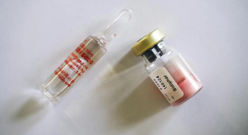 Meghalt egy 11 éves kisfiú, két testvére pedig az életéért küzd, miután az anyjuk metadont adott nekik