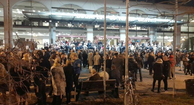 Kétezer embert zavartak ki a rendőrök a Budapest Kongresszusi Központból