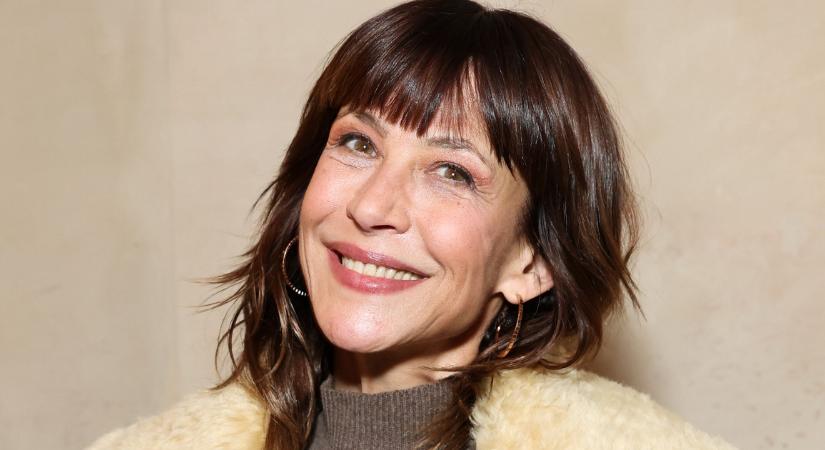Sophie Marceau bemutatja: egy szoknya, ami minden korosztály számára kihagyhatatlan 2026-ban