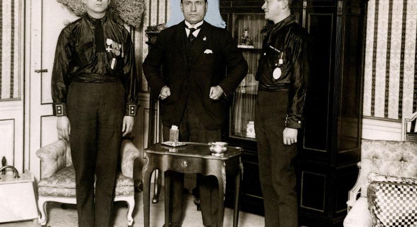 Felnyitották Mussolini sírját, ezrével özönlenek ide az emberek