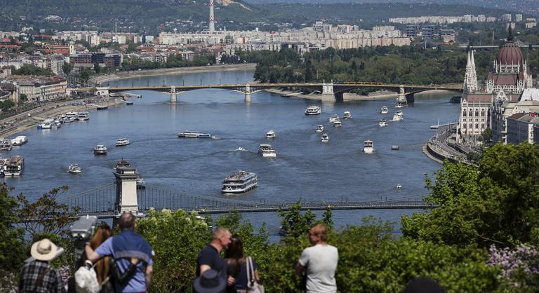 „Délután 6-kor félrészeg emberek pisilnek a Szent István parkban” – botrány Budapesten, léptek a képviselők