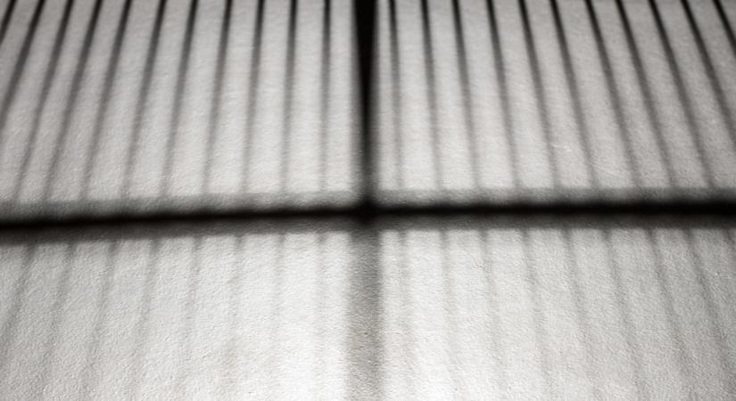 Ez az igazi tragédia: évente több 10 ezer magyar kénytelen milliós adóssággal és kirekesztve kezdeni új életet