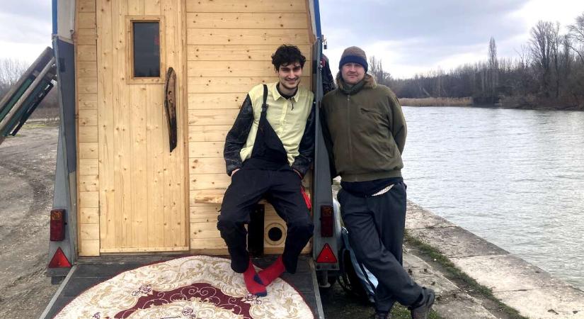 Közösségi izzadás Budapesten: lószállítóból épült a mobil Pelikán Szauna