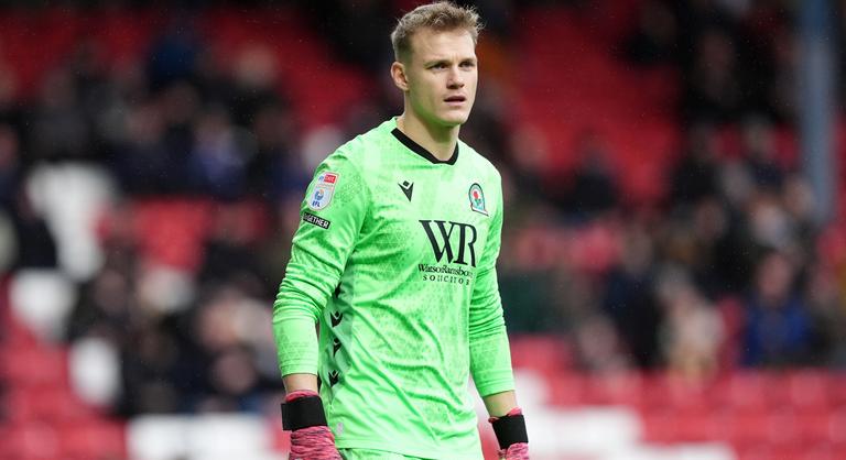 Pokolian jól védett a magyar válogatott kapusa, Angliában az egekig magasztalják