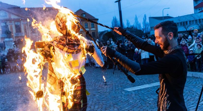 Tűznyelők és ostorcsapások rázták fel Komáromot: így űzték el a telet  fotók