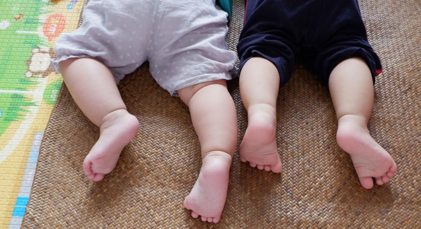 Már a kétéves csecsemők is lojálisak a csoportjukhoz