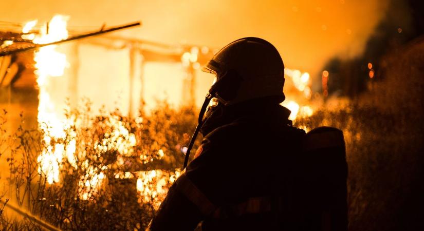 Egy ember otthona vált a lángok martalékává az éjjel