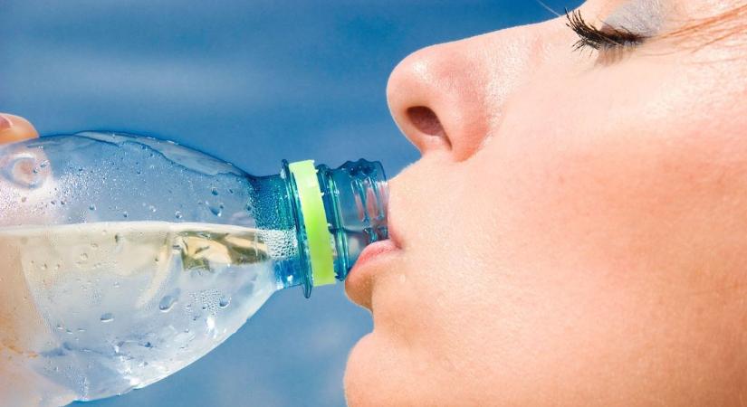 Két ásványvíz is lekerült a boltok polcairól a termékvisszahívás miatt