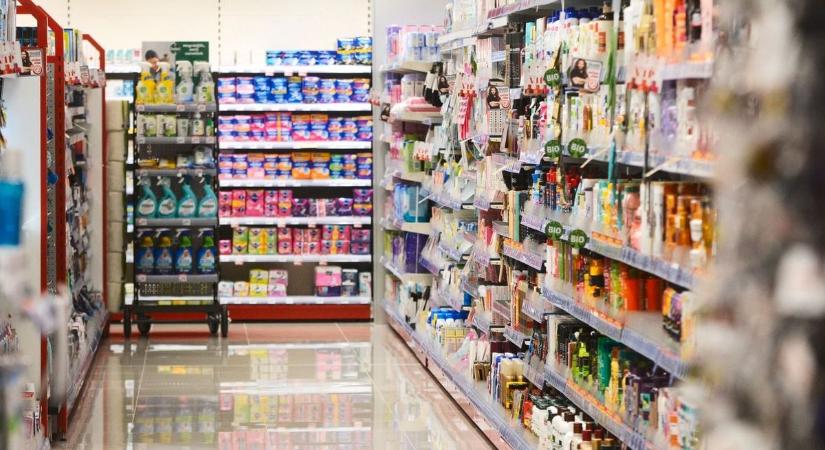 „Kiabáltam a fájdalomtól” – Rácsukódott a drogéria fotocellás ajtaja az egri anyukára