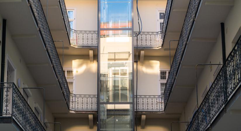 Kilátás a Citadellára – Két új szinttel, okoslakásokkal bővült egy 19. századi lakóház Budapest szívében