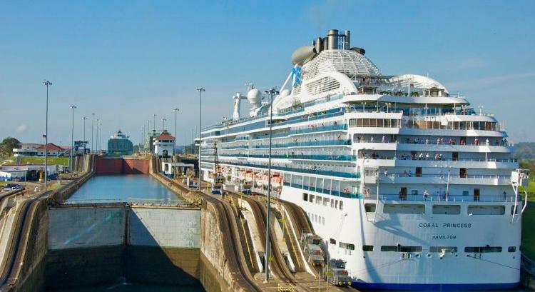 Ekkora óceánjáró még nem haladt át a Panama-csatornán