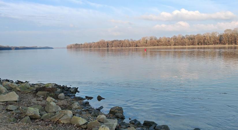 Lassan, de biztosan emelkedik a vízszint a Dunán