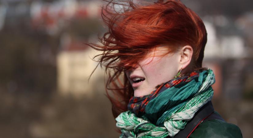 Tombol a szél a Dunátúlon, kezdi kiütni a vonatközlekedést, térképen is mutatjuk