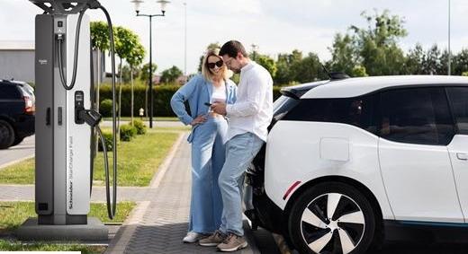 Az elektromobilitás új szakaszba lép: nagy teljesítményű töltők formálják át a hazai infrastruktúrát