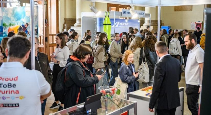 10 ezer fiatal döntheti el márciusban, hogy mely vállalatok maradnak talpon a következő években