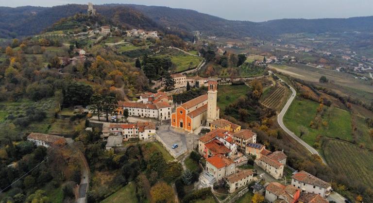 Büdös van egy olasz kisvárosban, a polgármester jó orrú szimatolók toborzásába kezdett