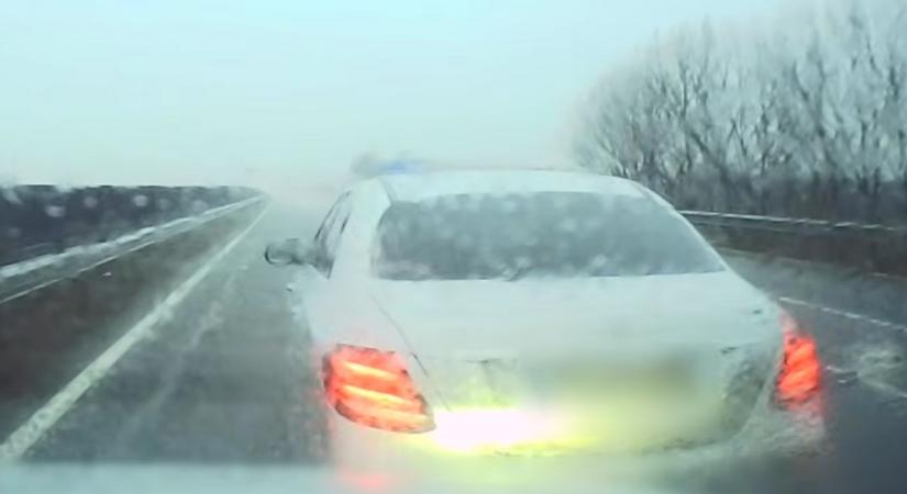 Úgy gondolta egy autós, hogy a szakadó esőben a legjobb büntetőfékezni az autópályán