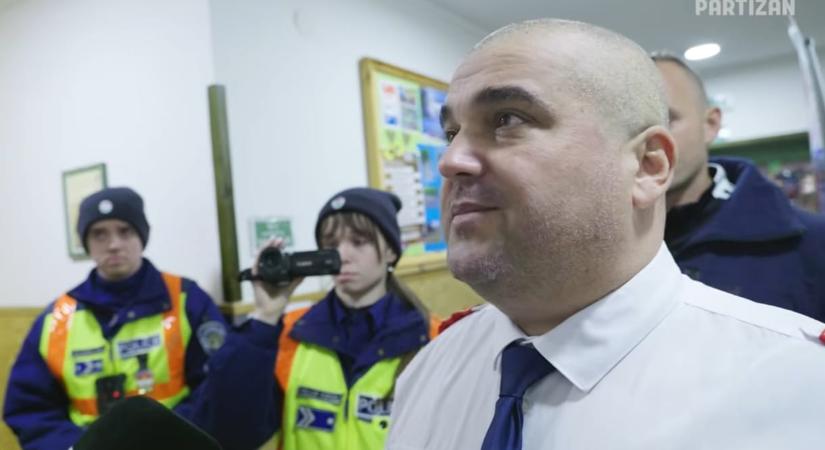 Gulyás Mártont rendőrrel dobták ki a gödi tűzoltóbálról, ahol Tuzson Bencét akarta megszólaltatni