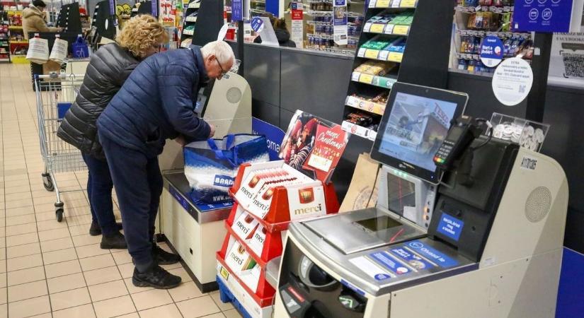 Lassan húzta le az önkiszolgáló kasszánál a terméket, ráfázott a vásárló