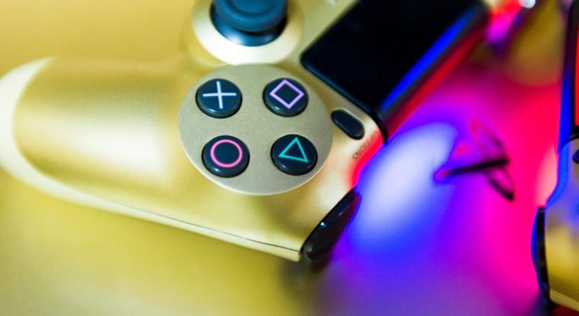 Cyberpunk találkozik a Dark Souls-szal – ezt a PS Plus‑játékot vétek kihagyni