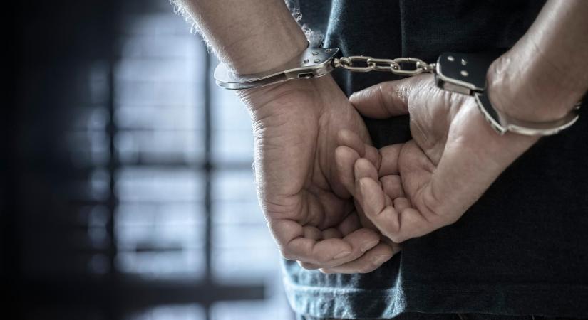 Buszmegállóba csapódott autójával, egy idős asszony meghalt Győrben