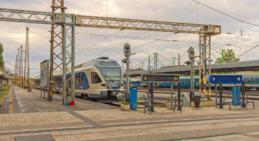 Extrém erejű szél csapott le Magyarországra – rendkívüli közleményt adott ki a MÁV vasárnap hajnalban