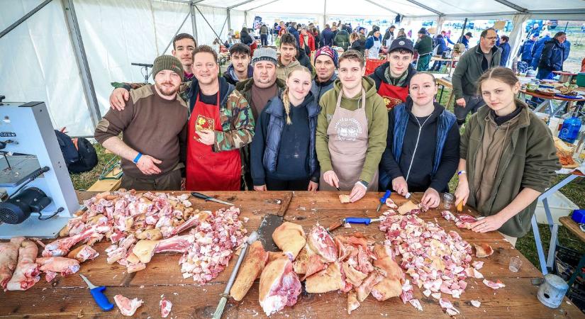 Füst, kolbász, hegedűszó – ilyen volt a bogyiszlói disznóvágás (galéria)