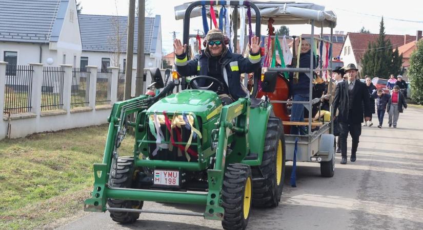 Így vonult végig a bolondos menet Táplánszentkereszt utcáin - képgalériával