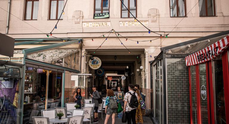 Luxusszálloda jöhet, lakásban alvó turista nem