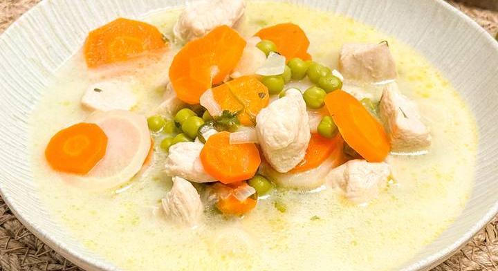 Tárkonyos csirkeraguleves tejfölösen: laktató és nagyon finom