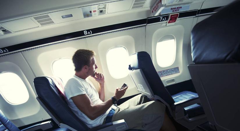 Egy légiutas-kísérő felfedte, ezért nem szabadna sosem pólóban utazni a repülőn