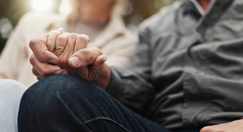 Egy anya utolsó búcsúja az édesapjától – a pillanatot véletlenül rögzítette a babamonitor