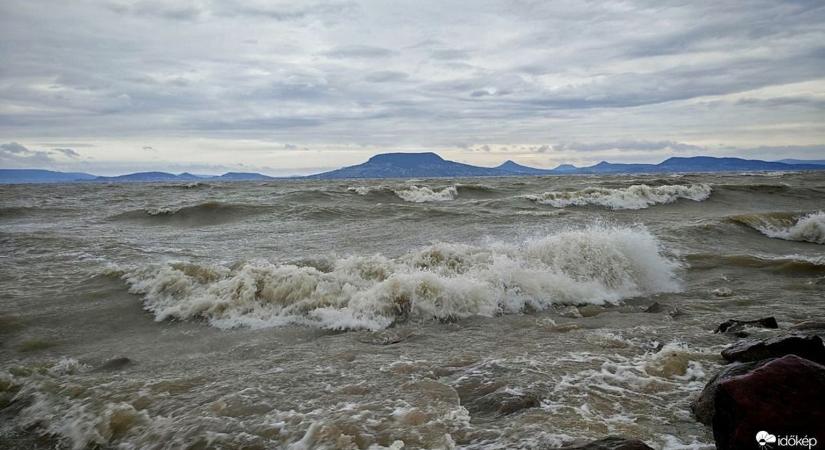 Orkánerejű szél csapott le a Balatonra, ha ezen a településen van nyaralód, érdemes megnézni, megvan-e a tető