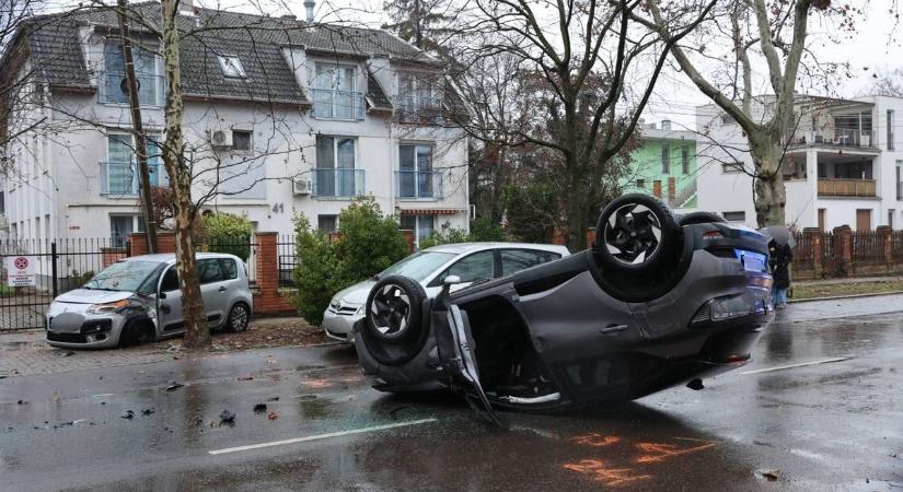 Durva baleset a Fő fasoron: fejjel lefelé állt meg az autó – galériával