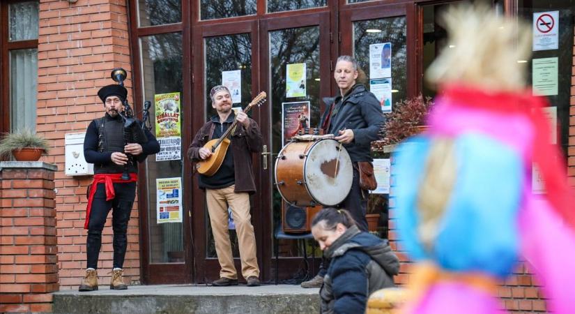Lángba borult a farsang Rákóczifalván: így űzték el a telet – galériával, videóval