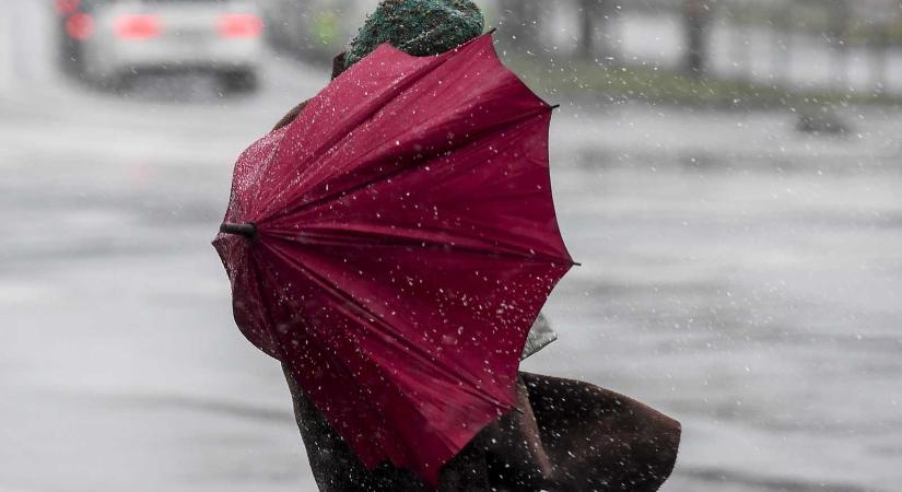 Szélsőséges időjárás várható: erős széllökésekre figyelmeztetnek