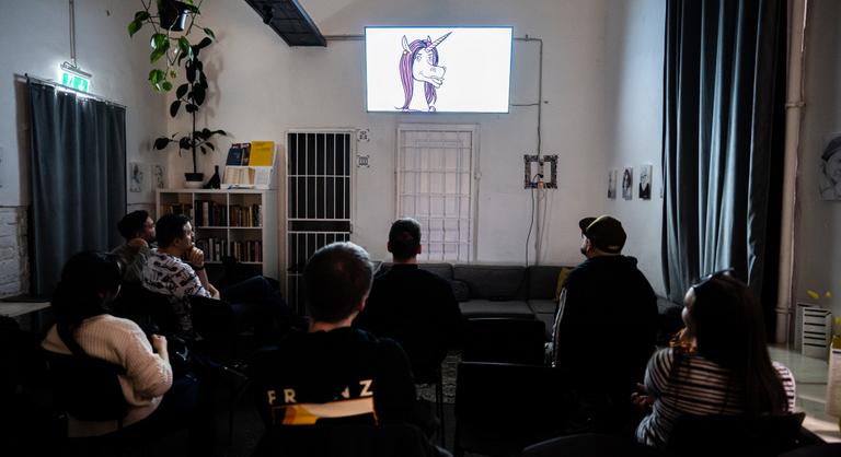 Egy erdőbe költöztették a magyar közéletet, és ijesztően ismerős lett