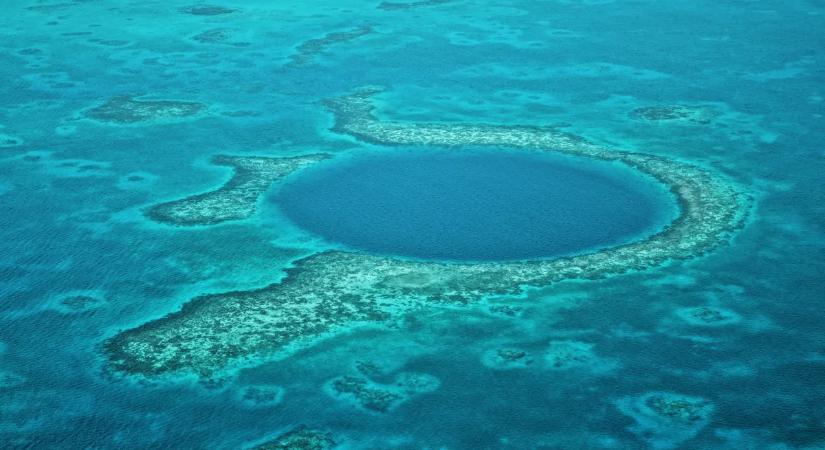 A tudósoknak fogalmuk sincs, mi van a világ legmélyebb tengeri kék lyukának mélyén