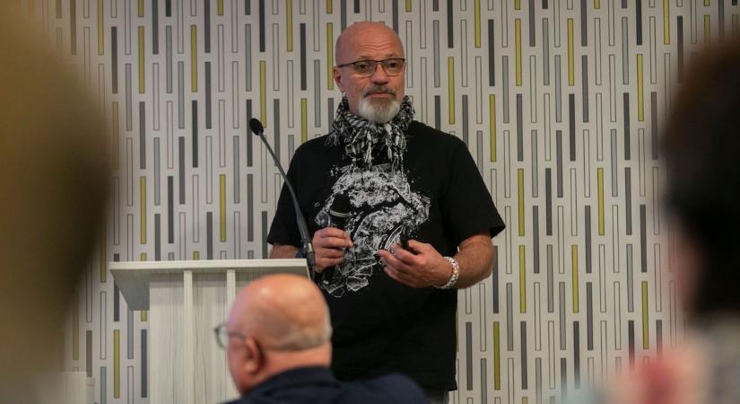 Folyamatosan nő a lista, mi mindentől függünk és szorongunk – Zacher Gábor Kecskeméten tartott előadást – fotók