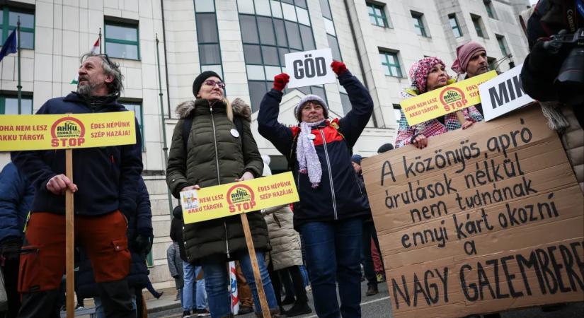 Civilek tüntetnek Budapesten a gödi akkugyár ügye miatt