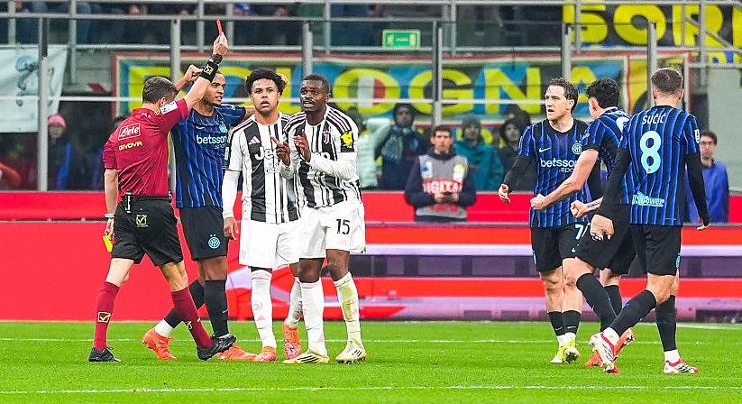 Bírói botrány az Inter-Juve rangadón: Hatalmas balhé lett a vitatott piros lapból - videó