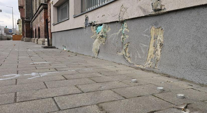 Mécsesek emlékeznek a szombati Győri tragédiára - Kihallgatták, őrizetben az Aston Martin sofőrje - fotók