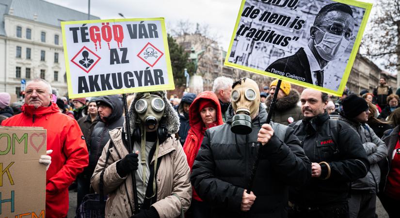 Csernobil megérkezett Budapestre, tüntetők jelentek meg a Külügyminisztériumnál