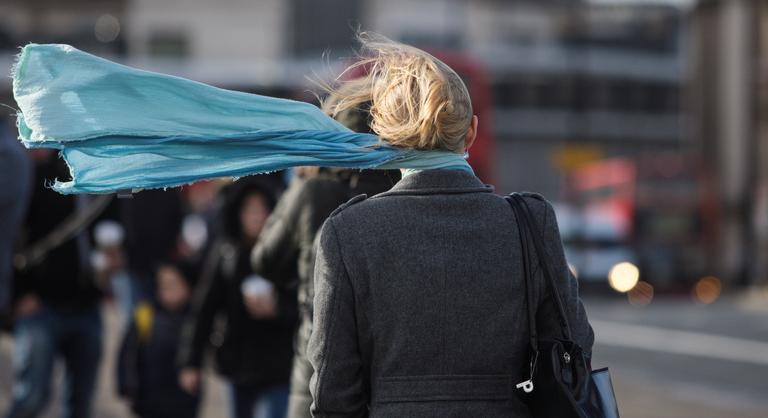 Tombol a szél az országban, figyelmeztetést adott ki a katasztrófavédelem